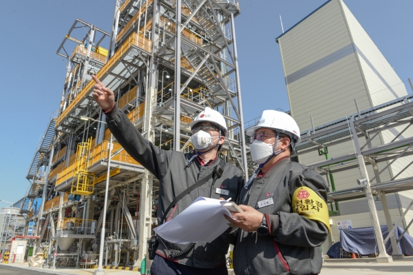 LG화학 직원들이 완공된 여수 탄소나노튜브 2공장을 살펴보고 있다. (사진=LG화학)