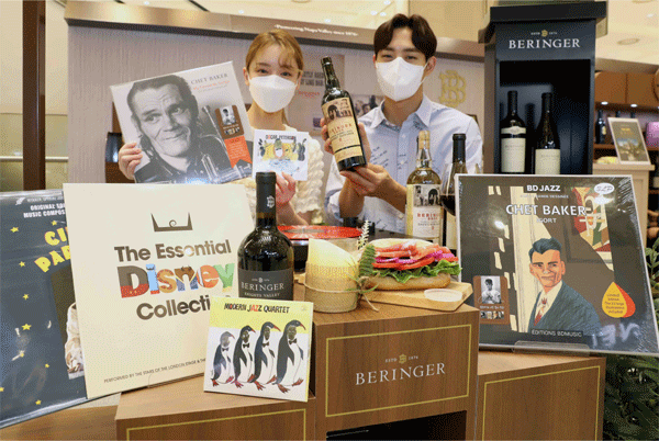 1일 서울 중구 신세계백화점 본점에서 모델들이 '스위트 홈 패밀리' 주제 행사 상품을 보여주고 있다. (사진=신세계백화점) 
