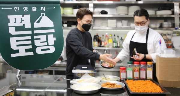 SG25 상품기획자(왼쪽)과  SG25 식품연구소 연구원이 지난달 29일 서울 서초구 역삼동 GS리테일 내 식품연구소에서 회의를 하고 있다. (사진=GS리테일)