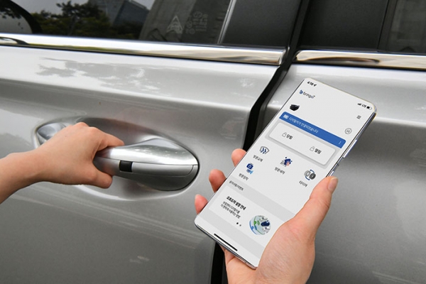 현대모비스는 스마트폰을 통한 디지털키 기능과 비대면 차량 관리 서비스를 제공하는 '브링앤티(bring&T)' 제품을 공식 출시했다. (사진=현대모비스)