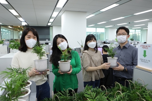 최근 열린 비대면 봉사활동인 '공기정화 식물 기부'에 참여한 LG이노텍 직원들. (사진=LG이노텍)