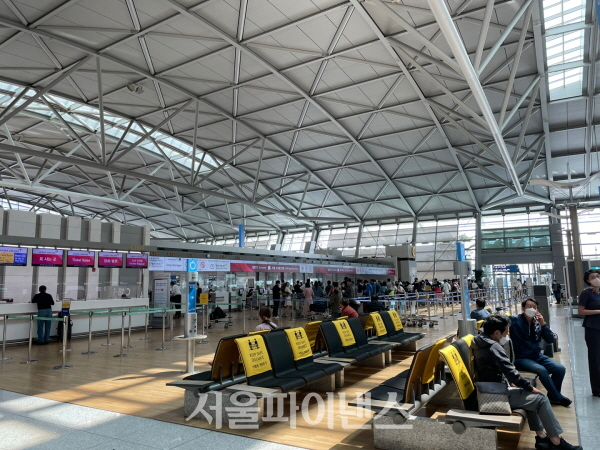 사람들로 북적이는 인천공항 제1터미널. (사진=주진희 기자)