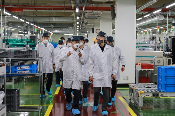 구자은 LS그룹 회장(오른쪽)이 25일 LS일렉트릭 청주사업장에서 스마트공장 생산라인을 살펴보고 있다. (사진=LS그룹)