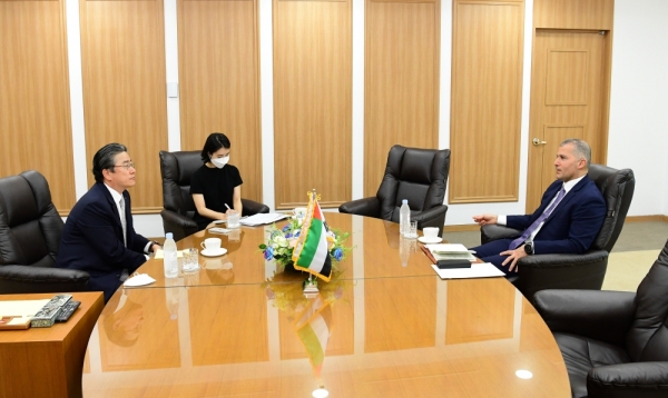 정승일 한국전력 사장(왼쪽)이 모하메드 알 하마디 ENEC 사장과 만나 UAE원전사업에 대해 논의하고 있다. (사진=한국전력)