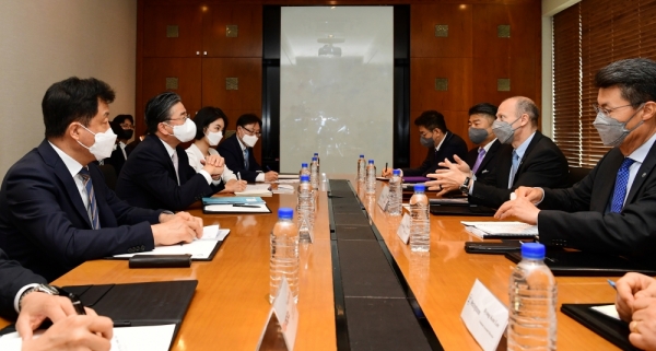정승일 한국전력 사장(왼쪽 두번째)이 패트릭 프래그먼 WEC 사장(오른쪽 두번째)과 해외원전시장 공동 진출을 위한 협력강화 방안을 논의하고 있다. (사진=한국전력)
