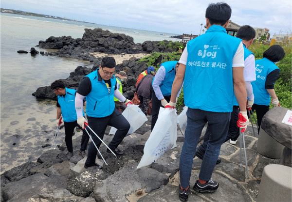 지난 8일 제주 서귀포시 표선해수욕장에서 하이트진로 임직원들이 반려해변 돌봄 활동을 벌이고 있다. (사진=하이트진로) 