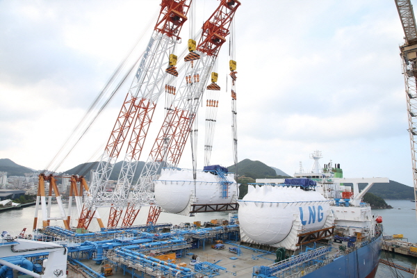 대우조선해양이 포스코와 10여년간의 연구개발 끝에 성공한 고망간강 소재 LNG연료탱크를 선박에 탑재하고 있다. (사진=대우조선해양)