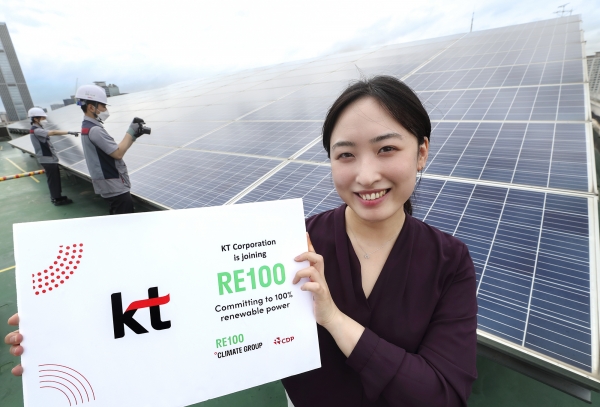 서울 관악구 KT구로타워 옥상에 구축된 태양광발전소에서 KT 직원이 RE100 가입을 알리는 기념사진을 촬영하는 모습. (사진=KT)