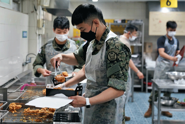 지난 23~24일 경기 이천시 마장면 제너시스치킨대학에서 열린 치킨캠프에 참가한 비호부대 장병들이 닭고기 요리를 만들고 있다. (사진=제너시스BBQ그룹) 