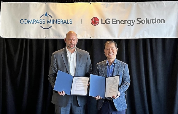김동수 LG에너지솔루션 전무(오른쪽)와 크리스 얀델(Chris Yandell) 컴파스 미네랄 대표가 미네랄, 탄산, 수산화리튬 공급에 대한 MOU를 체결한 뒤 기념촬영을 하고 있다. (사진=LG에너지솔루션)