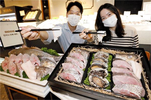 서울 강남구 압구정동 갤러리아백화점 명품관 식품관(고메이494)에서 직원들이 민어·전복 선물세트를 보여주고 있다. (사진=갤러리아백화점) 