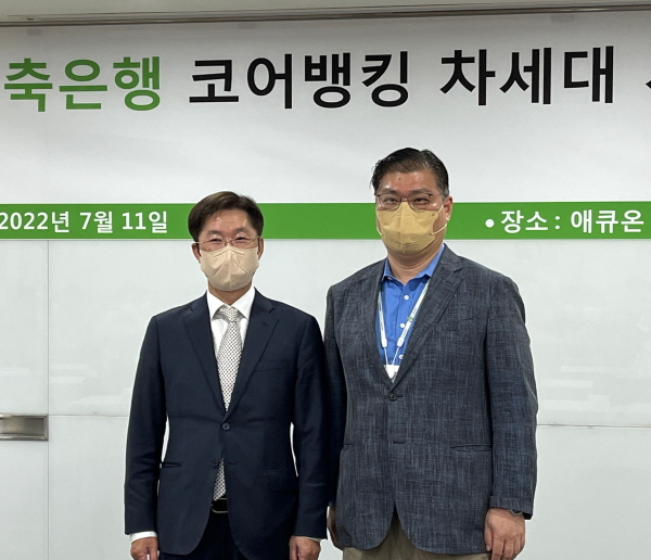 우정민 KT DS 대표(왼쪽)와 이호근 애큐온저축은행 대표가 착수보고회를 기념하는 모습. (사진=KT DS)