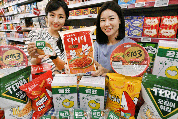 서울 강서구 등촌동 홈플러스 강서점에서 모델들이 식음료 브랜드와 공동 기획 상품을 보여주고 있다. (사진=홈플러스) 