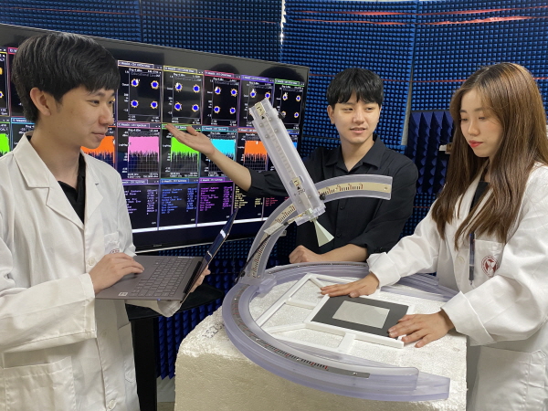 포항공대 홍원빈 교수 연구팀(왼쪽부터 안동근, 황명진, 이청아)이 전파시험실에서 RIS의 성능을 시험하고 있는 모습. (사진=LG유플러스)