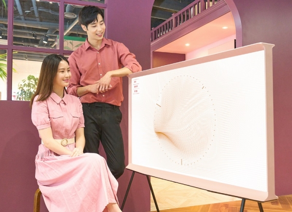 삼성전자 모델이 라이프스타일 TV '더 세리프' 블라썸 핑크 제품을 소개하고 있는 모습 (사진=삼성전자)