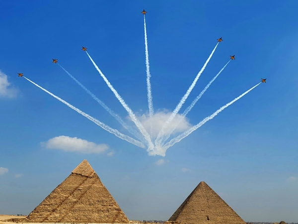 한국항공우주산업㈜(KAI)가 만든 T-50B 공중곡예기가 피라미드 상공에서 특수 비행을 선보이고 있다. (사진=한국항공우주산업㈜)
