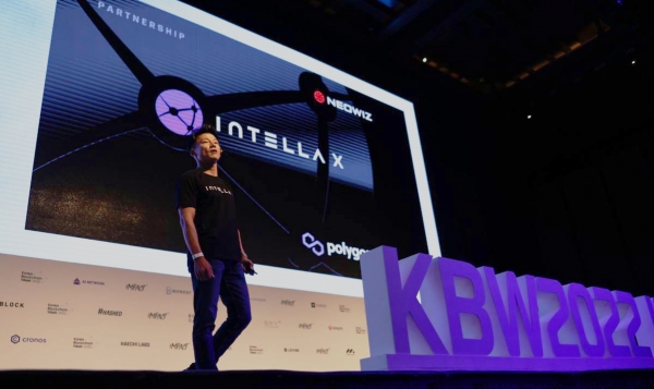 9일 KBW 2022에서 인텔라 X에 대해 발표하고있는 배태근 네오위즈 공동대표. (사진=네오위즈)