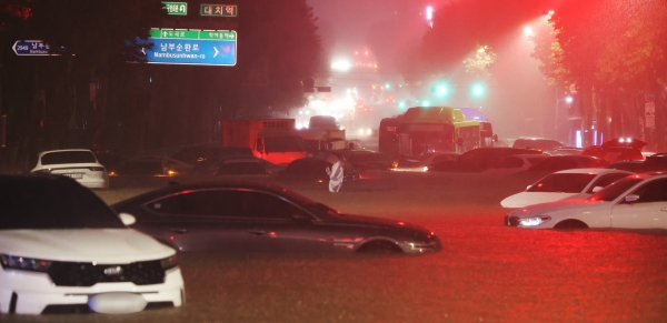지난 8일 밤 서울 강남구 대치역 인근 도로가 침수차량으로 뒤엉켜 있다.(사진 = 연합뉴스)