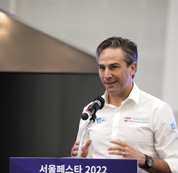 지난달 서울 e-프리 대회 기자 간담회에서 질의 응답을 하고 있는 제이미 리글 포뮬러E 대표. (사진=JP WORKS)