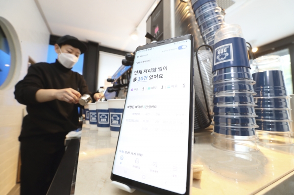 서울시 성동구의 한 베이커리에서 KT AI 통화비서가 고객의 요청사항을 받고 있다. (사진=KT)