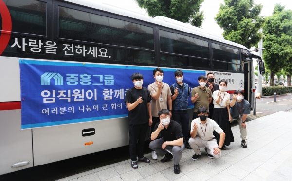 헌혈캠페인에 참여한 중흥그룹 임직원들.(사진=중흥그룹)