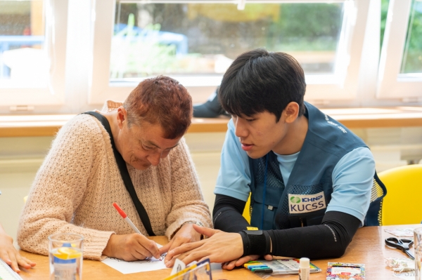 한국수력원자력 봉사단원이 체코 트레비고치시의 장애인복지시설 이용자와 한국 전통 문양 색칠하기 프로그램을 수행하고 있다. (사진=한국수력원자력