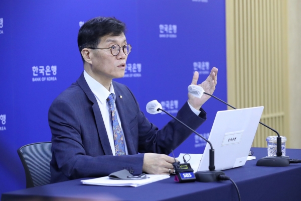 이창용 한국은행 총재가 25일 오전 서울 중구 한국은행에서 열린 통화정책방향 기자간담회에서 발언하고 있다.