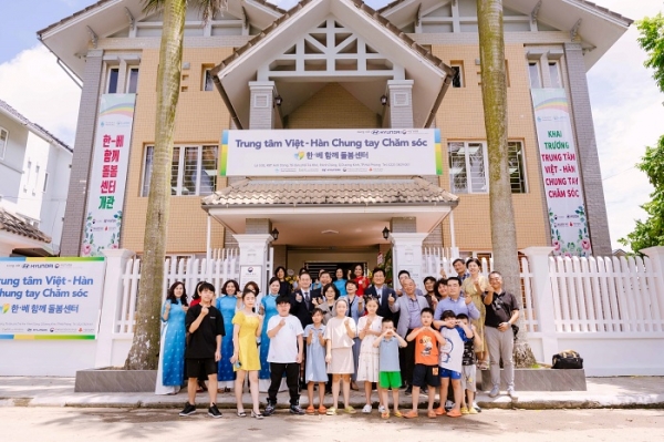 지난 26일 베트남 하이퐁市에서 진행된 '한-베 함께돌봄센터 2호' 개관식에서 관계자, 한-베 다문화가정 부모 및 자녀들이 기념 촬영을 하고 있는 모습. (사진=현대자동차)