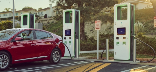 미국 한 주차장에 설치된 시그넷 EV의 초급속 충전기 (사진=SK㈜)