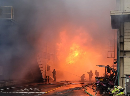인천소방대원들이 인천 현대제철 화재를 진압하고 있다. (사진=인천소방본부)