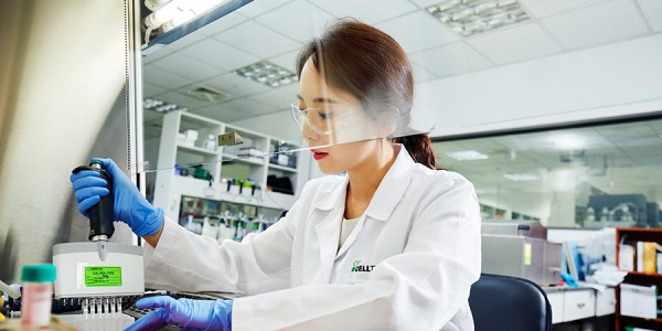 셀트리온 연구진이 실험실에서 코로나19 항체 치료제 개발을 위한 항체 결합력 시험을 하고 있다. (사진=셀트리온 )