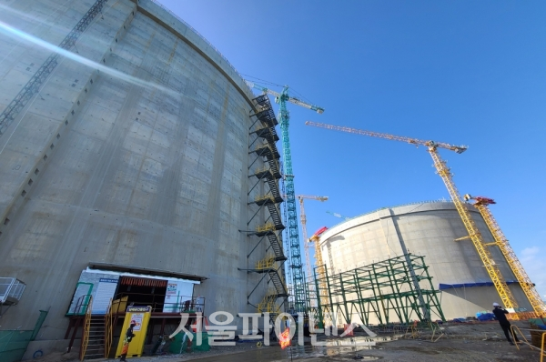 SK가스가 울산 북항에 건설중인 LNG탱크 (사진=박시형 기자)