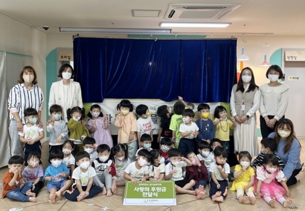 화성향남 6단지 부영 사랑으로 어린이집이 굿네이버스에 기부금을 전달했다. (사진=부영그룹)