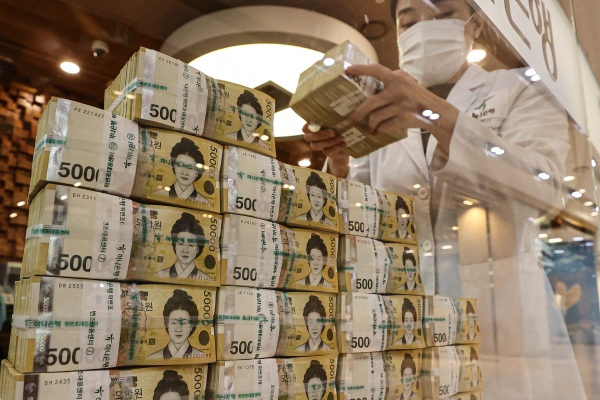 사진은 24일 오후 서울 시내 한 은행에서 촬영한 지폐(사진 = 연합뉴스)