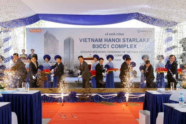 베트남 하노이 스타레이크 B3CC1 착공식에 참석한 관계자들이 시삽을 하고 있다.(사진=대우건설)