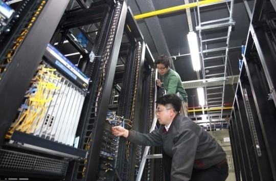 LG유플러스 인터넷데이터센터(IDC) 직원들이 시스템을 점검하고 있다. 사진은 본 기사와 무관. (사진=LG유플러스)