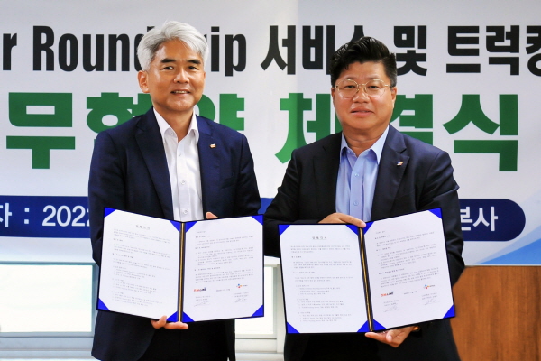 유조혁 SM상선 대표(왼쪽)와 강병구 CJ대한통운 글로벌부문장. (사진=SM상선)