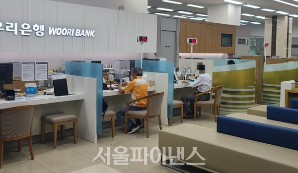 안심전환대출 신청 접수가 시작된 15일 서울 중구 무교동에 위치한 한 은행에서 소비자가 상담을 받고 있다. (사진=이진희 기자)