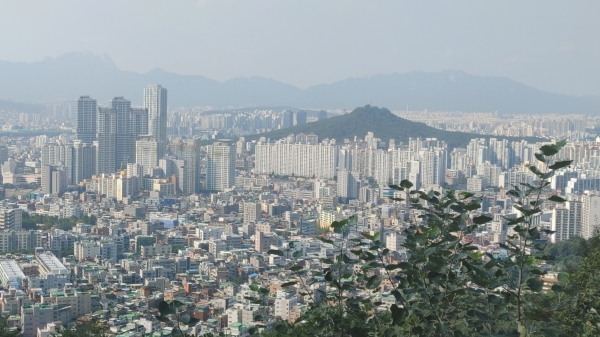 망우전망대에서 본 서울 아파트와 주택단지. (사진=김무종 기자)