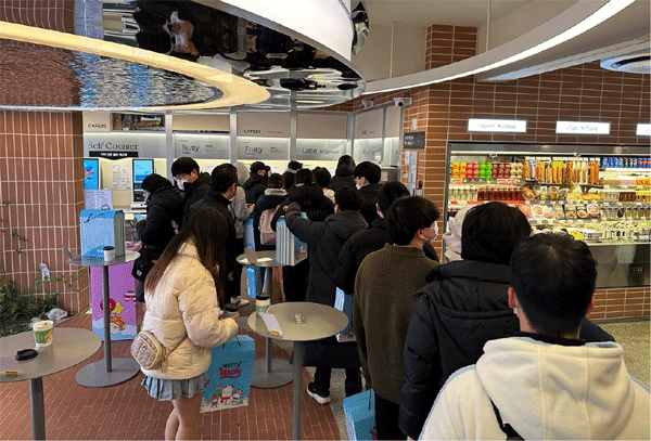 서울 성동구 GS25 도어투성수점에서 손님들이 메이플스토리 시즌2 상품을 사기 위해 줄지어 기다리고 있다. (사진=GS리테일)