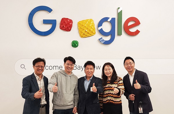 함영주 하나금융 회장(사진 왼쪽에서 세 번째)이 구글 직원들과 함께 기념 촬영을 하고 있다. (사진=하나금융)