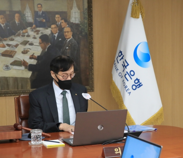 이창용 한국은행 총재가 13일 오전 서울 중구 한국은행에서 열린 금융통화위원회 본회의에서 회의를 주재하고 있다.