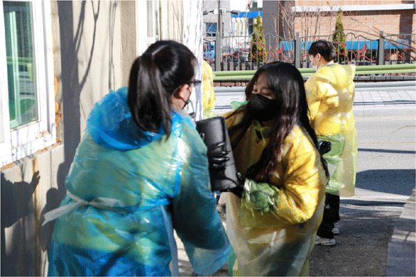 아성다이소 임직원들이 18일 강원 삼척시 도계 탄광촌에서 주민들의 따뜻한 겨울나기를 돕기 위해 난방용 연탄을 배달하고 있다. (사진=아성다이소) 
