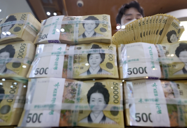 서울 중구 하나은행에서 직원이 5만원권을 정리하고 있다. (사진=연합뉴스)