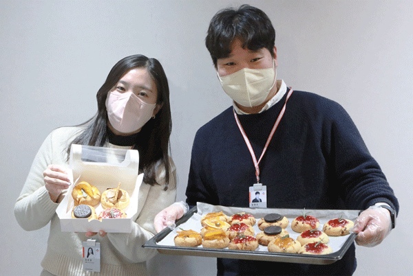 지난 25일 서울 마포구 상암동 CJ프레시웨이 본사에서 신입사원들이 ESG 교육 일환으로 아동양육시설에 전달하기 위해 직접 구운 쿠키를 보여주고 있다. (사진=CJ프레시웨이) 