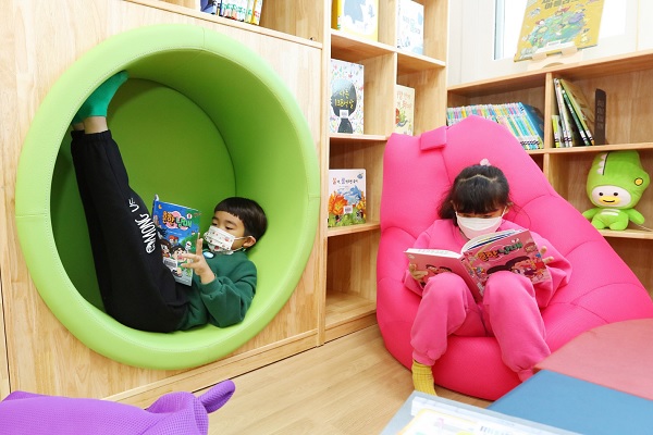 KB작은도서관에서 아이들이 책을 읽고 있다. (사진=KB국민은행)
