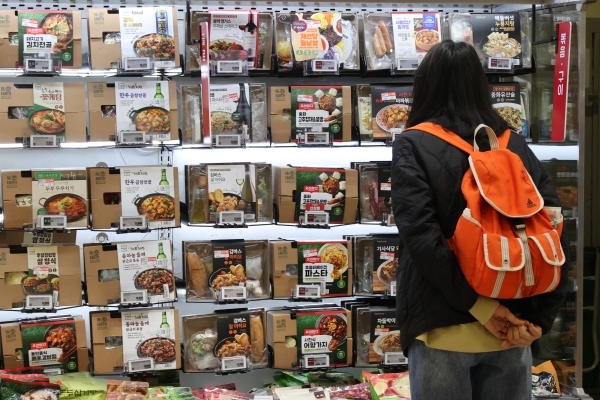 서울 시내 한 대형마트에서 시민들이 즉석조리 식품을 살펴보고 있다. (사진=연합뉴스)