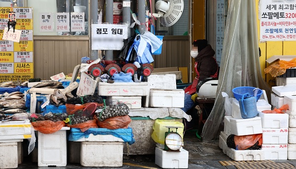 서울 시내 한 시장에서 자영업자가 앉아 있다. (사진=연합뉴스)