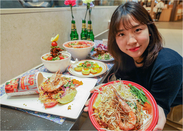 23일 서울 여의도 더현대 서울 지하 1층 쌉(SAAP) 가게에서 직원이 태국 음식을 보여주고 있다. (사진=현대백화점) 