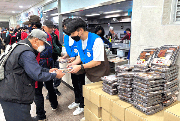 GS리테일 임직원들이 경기 성남시 중원구 하대원동 사회복지법인 안나의 집 노숙인급식소에서 김혜자 도시락'을 나눠주고 있다. (사진=GS리테일) 
